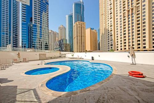 Bazén v ubytování Fantastic Dubai Marina views! nebo v jeho okolí