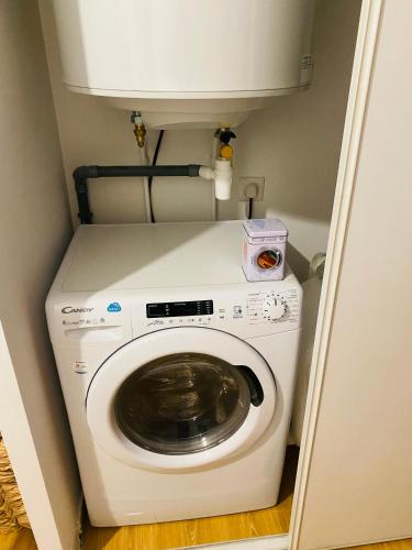 a washer and dryer in a small room at Lisandrina in Ajaccio