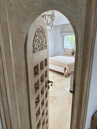 an archway leading into a bedroom with a bed at La superbe villa à Kélibia la blanche in Kelibia