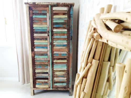 a stack of wooden clocss in a room at B&B La Sosta degli Artisti in Pietrasanta