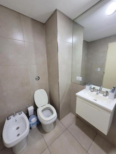 a bathroom with a white toilet and a sink at Hermoso departamento en Flores! in Buenos Aires