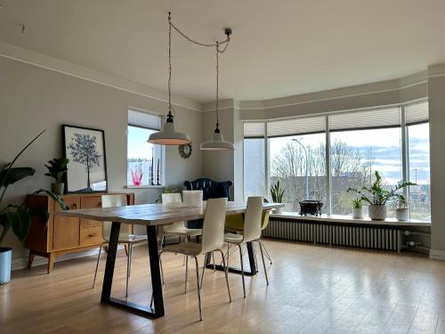 uma sala de jantar com uma mesa e cadeiras num quarto em Bright and Spacious 4 bedroom apartment in Hlíðar, Reykjavik em Reykjavík