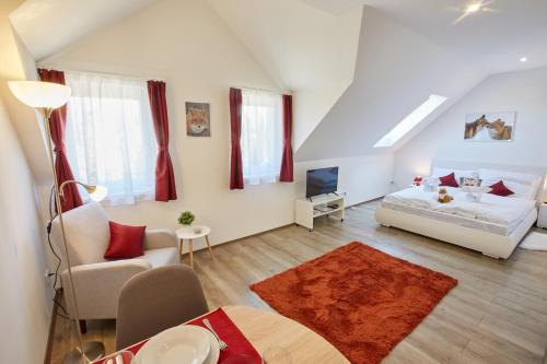 Habitación blanca grande con cama y sofá en Rezeda Vendégház, en Fertőhomok