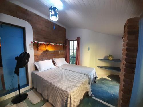 1 dormitorio con 1 cama en una habitación con ventana en Promoção Semana Santa em Santo André - Casa da Floresta en Santo André