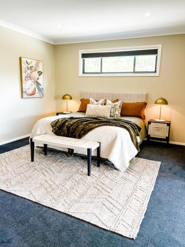 Кровать или кровати в номере Hamilton House - Snowy Mountain Luxury Villas