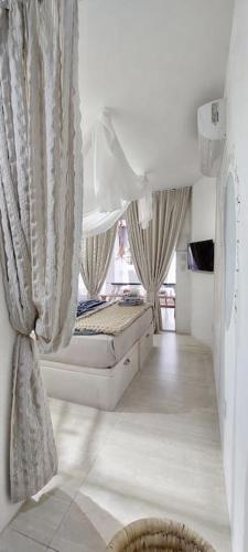 a bedroom with two beds and a window at Apto Varandas no andar 38 ,abaixo do SampaSKY in Sao Paulo