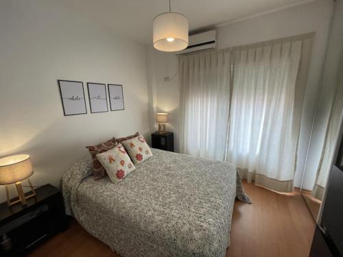 سرير أو أسرّة في غرفة في Prasino trade, confort y estilo