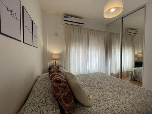 سرير أو أسرّة في غرفة في Prasino trade, confort y estilo