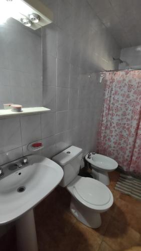 y baño con aseo blanco y lavamanos. en ROMI en Colón
