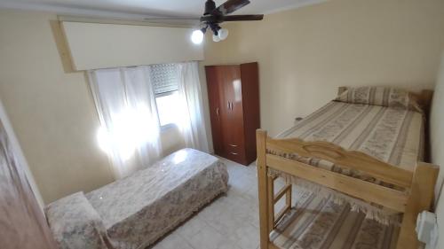 1 dormitorio con 2 literas y ventana en ROMI en Colón