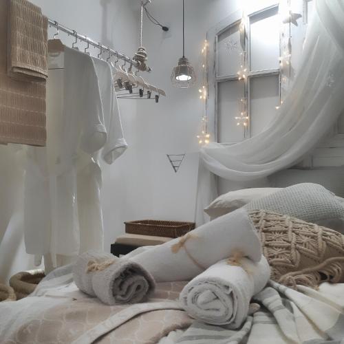- une chambre blanche avec un lit et des serviettes dans l'établissement Apto Varandas no andar 38 ,abaixo do SampaSKY, à São Paulo