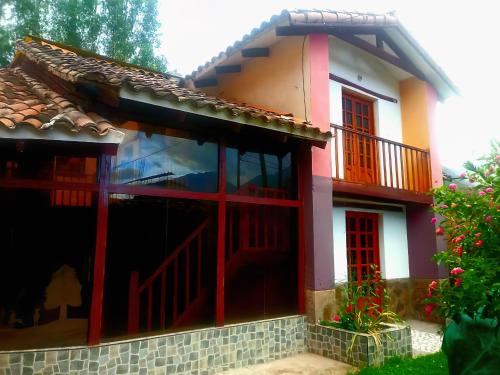 een model van een huis met rode rand bij Hermosa casa de campo in Maras