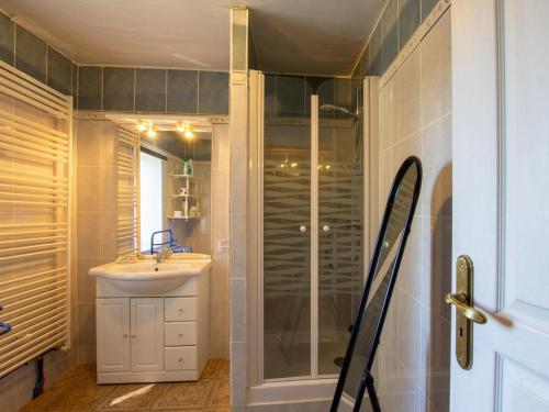 y baño con ducha acristalada y lavamanos. en Gîte Saint-Genies, 3 pièces, 6 personnes - FR-1-616-214 en Saint-Geniès