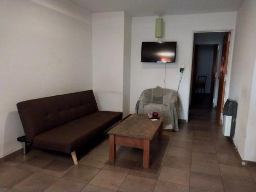 sala de estar con sofá y mesa en DEPARTAMENTO EN PLENO CENTRO. BALCÓN CON VISTA A LA CAÑADA en Córdoba