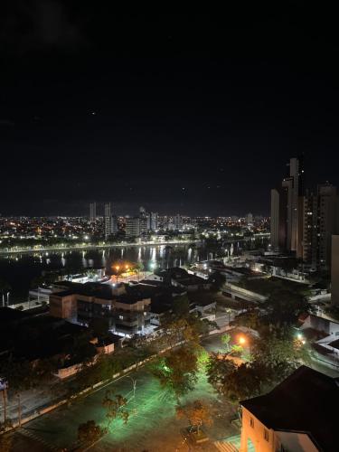 - Vistas nocturnas a una ciudad con luces en AP SÃO JOÃO, en Campina Grande