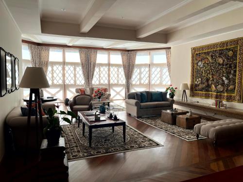 a living room with couches and a coffee table at Flat Centro de Capivari in Campos do Jordão