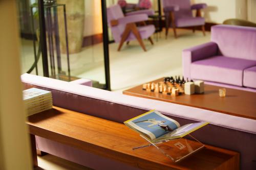 a living room with purple furniture and a table at ette luxury hotel & spa in Orlando