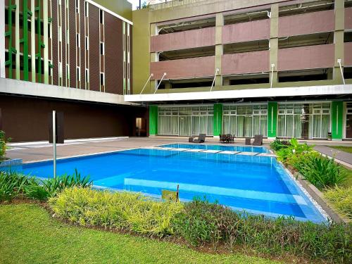 una gran piscina frente a un edificio en Highview IT Park, en Cebú