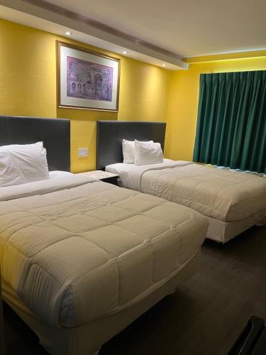 una habitación de hotel con 2 camas en una habitación en 777 Motor Inn, en Huntington Beach