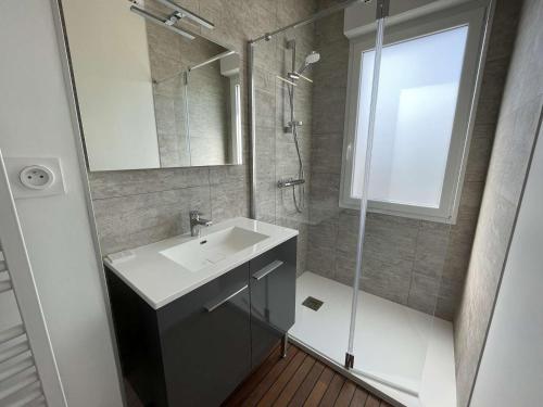 a bathroom with a sink and a shower at Maison rénovée 5 pièces, jardin clos, à 2 pas de l'océan, pour 10 personnes - Saint-Jean-de-Monts - FR-1-224C-231 in Saint-Jean-de-Monts