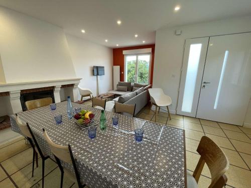 un salon avec une table et un canapé dans l'établissement Maison rénovée 5 pièces, jardin clos, à 2 pas de l'océan, pour 10 personnes - Saint-Jean-de-Monts - FR-1-224C-231, à Saint-Jean-de-Monts