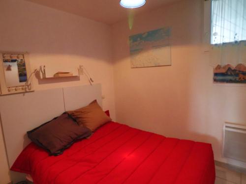 - une chambre avec un lit rouge et une couverture rouge dans l'établissement Appartement 2 pièces avec parking privé à Sète - FR-1-472-188, à Sète