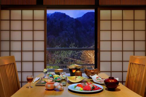 旅館の敷地内または近くでの食事または食べ物