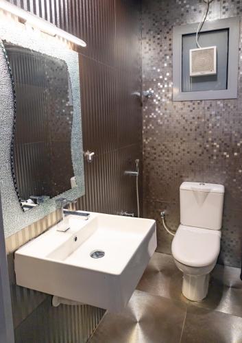 Ένα μπάνιο στο HOOUD Apartments