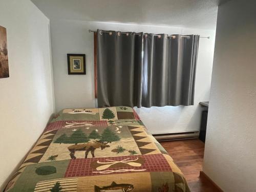 En eller flere senge i et værelse på Brown Bear Saloon & Motel