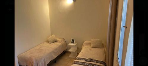 1 dormitorio pequeño con 2 camas en una habitación en El Bonito en Posadas