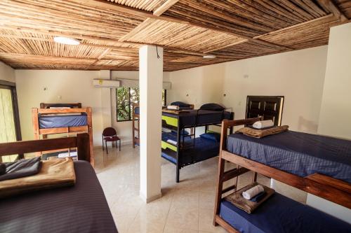 um quarto com vários beliches numa casa em taganga macabi hostel em Santa Marta