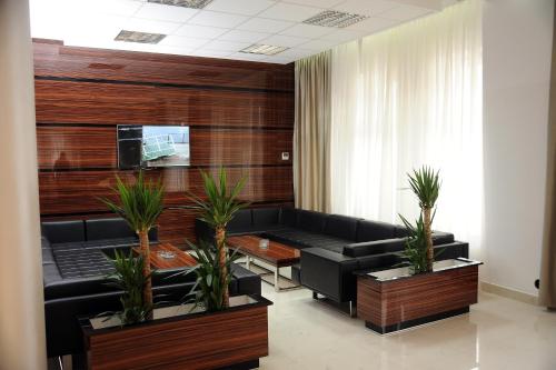 Una televisión o centro de entretenimiento en Garni Uni Elita Lux Hotel