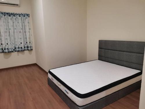 a bedroom with a bed in a room at Cozzy26 Homestay in Bintulu