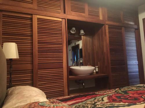 um quarto com uma casa de banho com um lavatório e uma cama em Casa rural Adoracion Chipude - Adults Only em Chipude