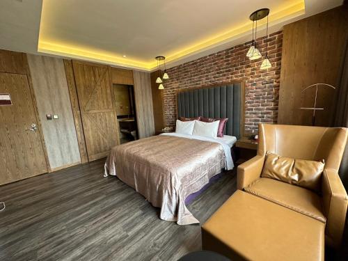 pokój hotelowy z łóżkiem i kanapą w obiekcie Song Xia Motel w mieście Dali