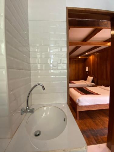 a bathroom with a bath tub and a bedroom at Mistico Machupicchu Eco B&B in Machu Picchu