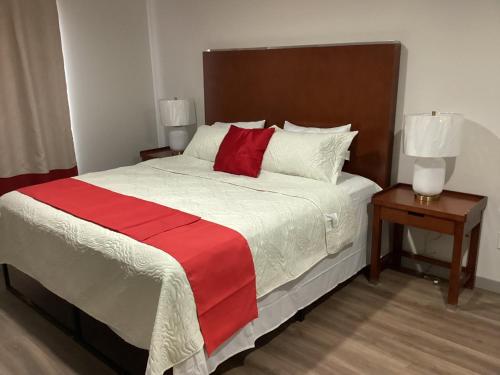 Elk PointにあるBethel hotel Elk Pointのベッドルーム1室(赤毛布付きの大型ベッド1台付)