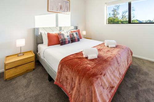 ein Schlafzimmer mit einem großen Bett und einem Fenster in der Unterkunft Wave side escape 1 bed 1 bath, New Brighton in Christchurch