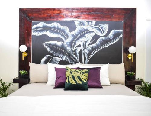 Boscobel的住宿－Luxurious 3-BDRM/King Bed/Gated/Near Ocho Rios，卧室配有一张大白色的床和大床头板