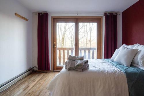a bedroom with a large bed with a window at Lovely Liberty Chalet On the Waterfront in Liberty