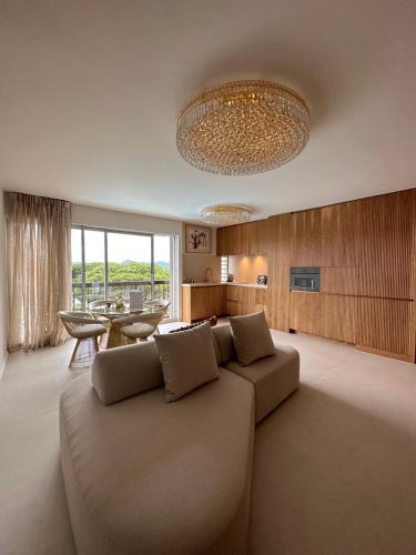 ein Wohnzimmer mit Sofa und Tisch in der Unterkunft Chez Victorine Saint-Tropez in Saint-Tropez