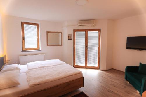 Ένα ή περισσότερα κρεβάτια σε δωμάτιο στο Apartments Katrca Bežigrad