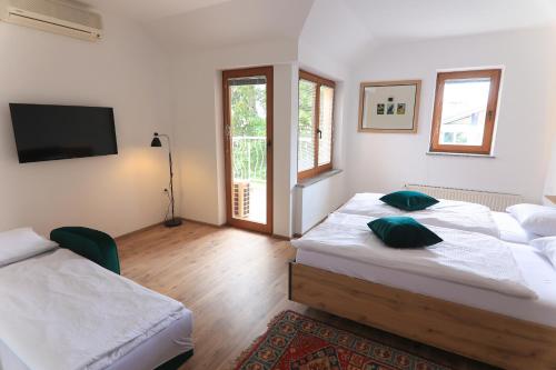Ένα ή περισσότερα κρεβάτια σε δωμάτιο στο Apartments Katrca Bežigrad