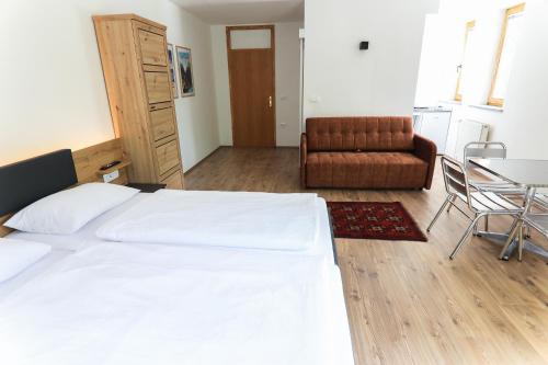 Ένα ή περισσότερα κρεβάτια σε δωμάτιο στο Apartments Katrca Bežigrad