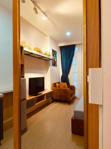 a living room with a couch and a television at La Vie - Saigon Homestay in Ho Chi Minh City