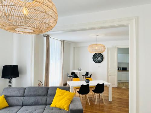 un salon avec un canapé et une table dans l'établissement CHIC Appartement Type 4 / Parking Privé, à Reims