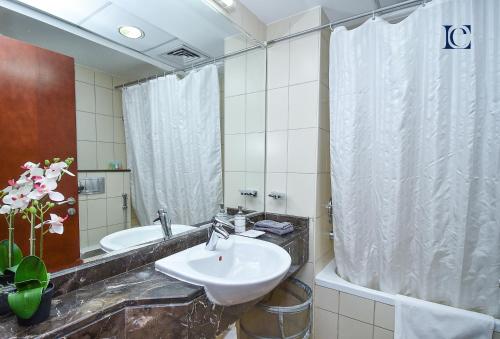 Koupelna v ubytování Luxury Escapes - Lake View Brand New Studio in X1 Tower JLT