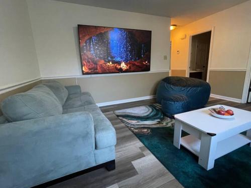 Гостиная зона в NEW King Beds, 86 inch RokuTV, and Massage at the Comfort Haven