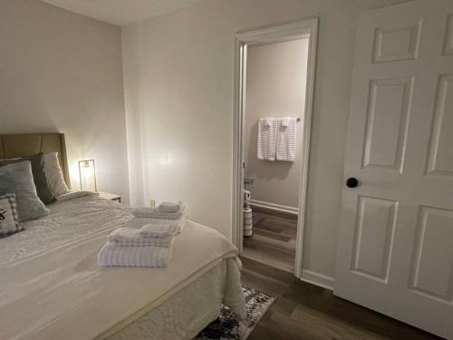 Кровать или кровати в номере NEW King Beds, 86 inch RokuTV, and Massage at the Comfort Haven
