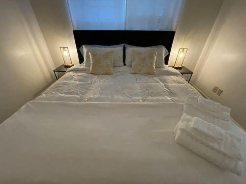 Кровать или кровати в номере NEW King Beds, 86 inch RokuTV, and Massage at the Comfort Haven